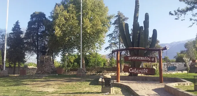 Entrada a Cafayate con cartel de bienvenida Entrada a Cafayate con cartel de bienvenida